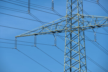 Stromversorgung: Strommast / Hochspannungsleitung / Hochspannungsmast (Überlandleitung) vor einem...