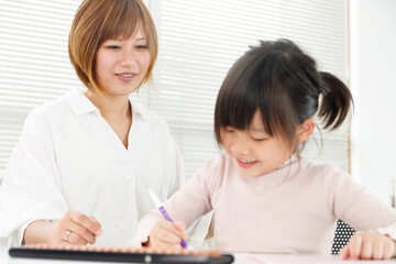 子供と学習塾。コミュニケーションと笑顔で勉強の成績が向上
