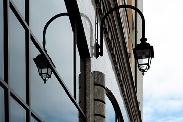 Obraz na płótnie Canvas Street lantern on the building wall and its reflection