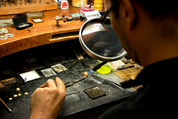 goldsmith who produces typical Sardinian jewels