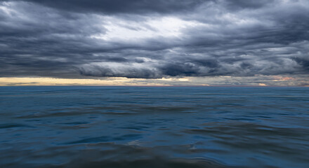 嵐の前のような暗い海　わずかに反射する雲と空を映す海面　水平線と黒い海