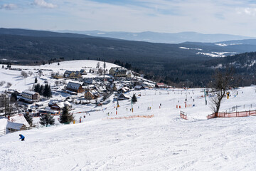 Panorama gór z widokiem na stok narciarski - obrazy, fototapety, plakaty