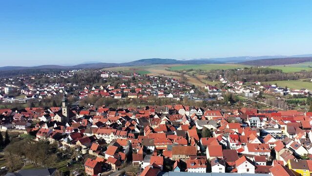 Drohnenvideo, Luftbild der  historische Altstadt von Mellrichstadt mit Blick auf Stadtmauer und T&uuml;rme. Mellrichstadt, Rh&ouml;n-Grabfeld, Unterfranken, Bayern, Deutschland.