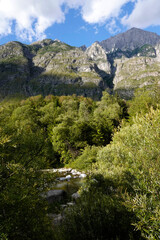 Fototapeta na wymiar Am Wildbach Raccolana am Monte Cimone in Italien