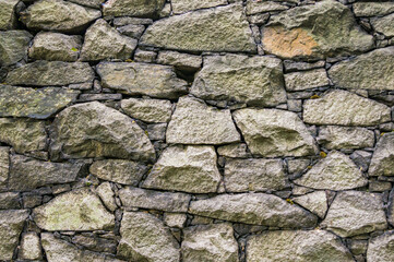 Mauer aus Naturstein