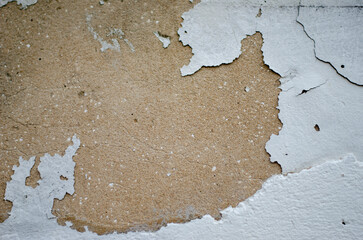 white paint used to paint the walls of the house is not up to standard, causing the wall paint to peel off.