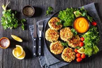 crab cakes with sauce, lettuce, tomatoes, lemon