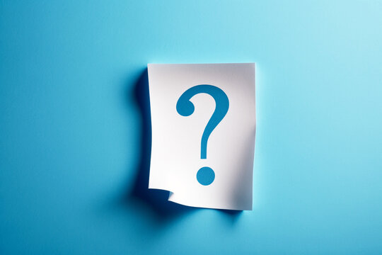 Hoja de papel con signo de interrogaci&oacute;n. S&iacute;mbolo de interrogante azul en p&aacute;gina blanca sobre fondo azul. Concepto de preguntas para el futuro, ronda de preguntas y respuestas. Generative ai.