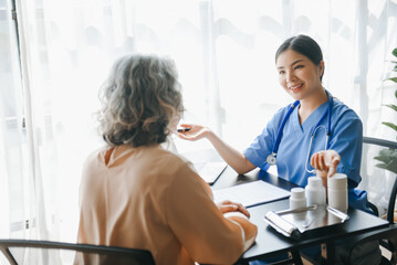 Obraz premium Woman doctor consulting with patient discussing something and Presenting results on report, Medicine and health care concept..