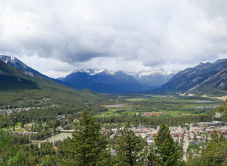 Fototapeta na wymiar les montagnes Rocheuses canadiennes à Banff, Alberta