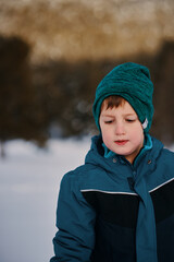 Primer plano de un niño en la nieve 