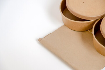 Set of card and paper elements related to packaging and transport of ready-to-eat food placed on a white background.
Conceptual image of food delivery, ready-to-go food, sustainability and recycling. 