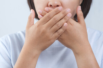 Women have bad breath caused by swollen gums.