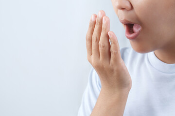 Obraz na płótnie Canvas Women have bad breath caused by swollen gums.
