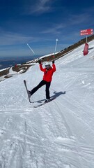 una mujer joven esquiando
