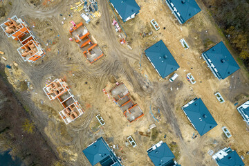 Budowa osiedla domów jednorodzinnych, widok z góry. Zdjecie z drona.  © hunter76