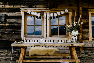 Hochzeitsdeko Boho vor Alm in Tirol mit Altholz