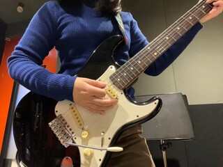 エレキギターを演奏する女性