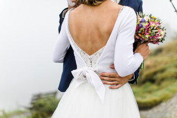 Brautpaar von hinten mit Braut mit tollem Rückenausschnitt