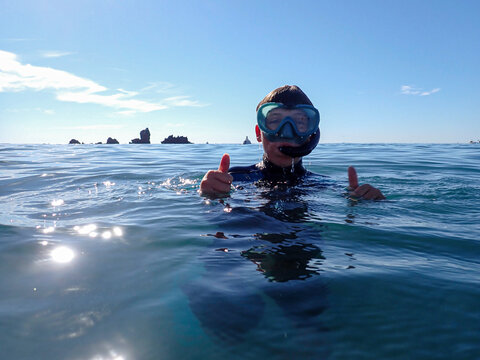 Jeune gar&ccedil;on faisant du snorkeling sur le sentier sous-marin du Cap d'Agde