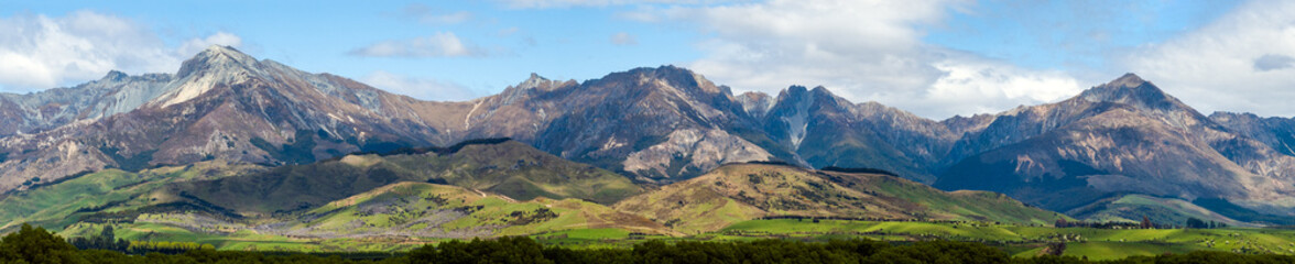 Fototapeta na wymiar Panoramic view of mountains in southern island New Zealand,