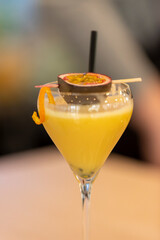 Cocktail avec décoration fruit exotique en gros plan
