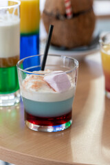 cocktail smoothie avec confiserie en gros plan