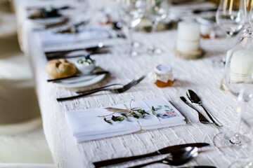 Naklejka na ściany i meble Tischdeko bei Hochzeit im Restaurant mit Menükarte und Gastgeschenk