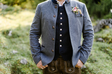 Bräutigam in Tracht mit Jacke, Weste und Lederhose