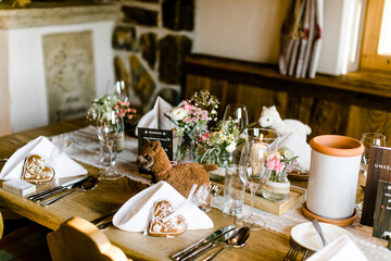 Tischdeko mit Blumen und Kerzen bei Hochzeit im Restaurant