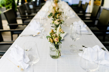 Hochzeitsdeko bei Feier im Restaurant