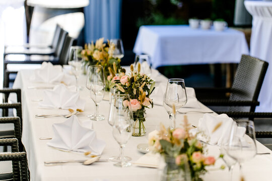 Blumenschmuck auf Hochzeitstisch bei Feier im Restaurant	