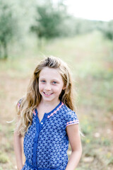 Glückliches Mädchen mit langen blonden Haaren im Urlaub