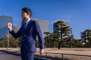 歩き出す若いビジネスマン