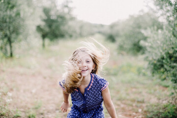 Lachendes gl&uuml;ckliches M&auml;dchen im Urlaub 