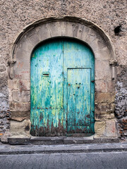 Fototapeta na wymiar old door in a wall