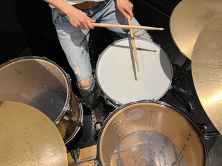 Fototapeta na wymiar スタジオでドラムを演奏する女性
