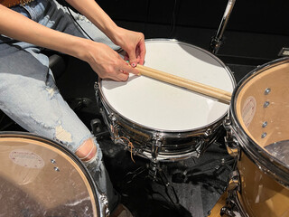 スタジオでドラムを演奏する女性