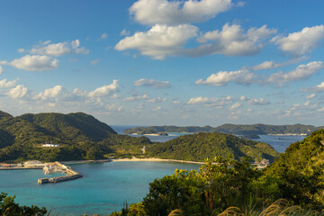 Obraz premium view of the ocean and mountains