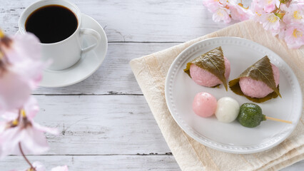 桜と和菓子とコーヒー｜三色団子(花見団子)・桜餅(道明寺)　春の和菓子　イメージ