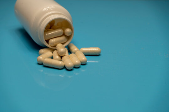 Bote abierto con c&aacute;psulas medicamentosas
