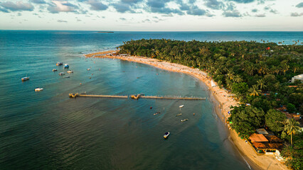 Obraz premium Paraíso Tropical Praia Península Marau Barra Grande Vilarejo Ponta Muta Bahia Natureza Paisagem Verão Cênico Brasileiro Brasil Palmeiras Coqueiros Barcos Esportes Canoa Veleiro Altinha Drone Turismo