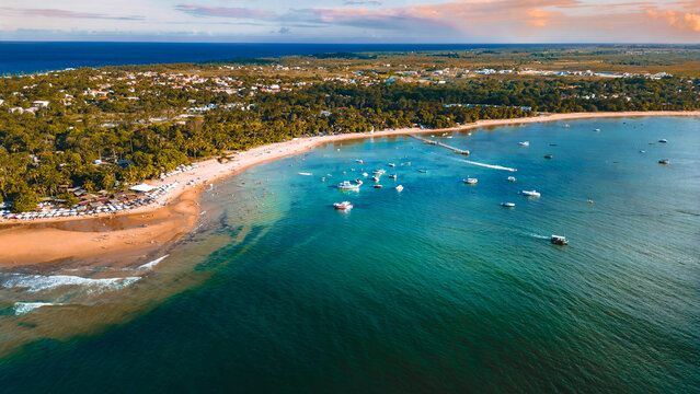 Para&iacute;so Tropical Praia Pen&iacute;nsula Marau Barra Grande Vilarejo Ponta Muta Bahia Natureza Paisagem Ver&atilde;o C&ecirc;nico Brasileiro Brasil Palmeiras Coqueiros Barcos Esportes Canoa Veleiro Altinha Drone Turismo