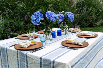 Obraz premium Aesthetic Home Decor Table Setting Wood Plates Cotton Linen and Beautiful Flowers