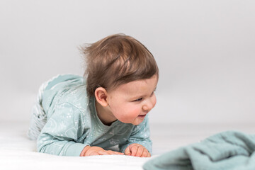 Baby lachend auf dem Bauch