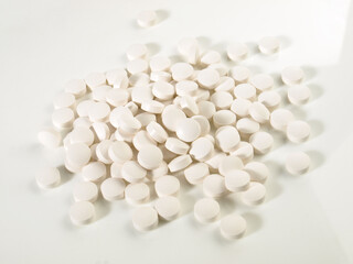 Fototapeta na wymiar Selenium pills isolated on white Background