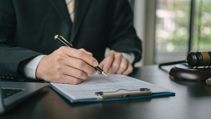 Reading a contract, Lawyers and legal requirements and bribery in adjudicating and adjudicating litigation cases.