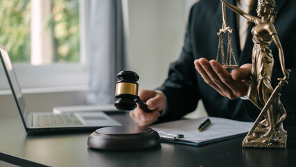 Holding gavel, Lawyers and legal requirements and bribery in adjudicating and adjudicating litigation cases.