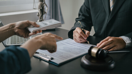 Lawyers and legal requirements and bribery in adjudicating and adjudicating litigation cases. forced to sign a contract