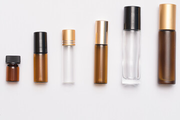 Małe szklane butelki perfumeryjne z nakrętka typu roll- on  - obrazy, fototapety, plakaty